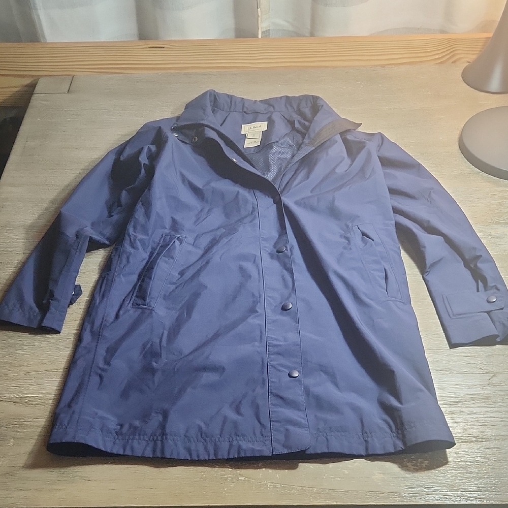 L.L. Bean Women's Navy H2OFF Raincoat With Detachable Hood.